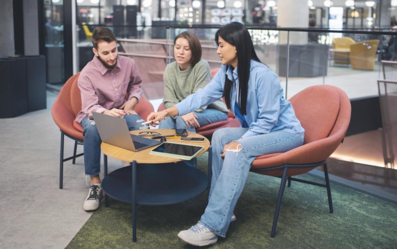 Ambiente di apprendimento silionthra con studenti che lavorano su progetti di game development